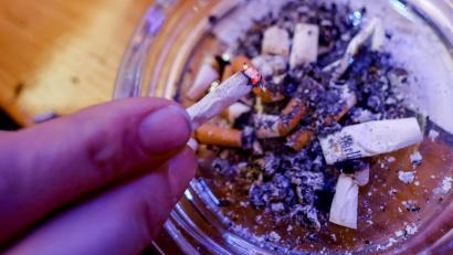 Symbolbild: Axel Heimken/dpa
Die letzte Kippe: Innerhalb von zehn Tagen sollte man den Tag des Rauchstopps festlegen. Bis dahin bleibt genug Zeit, um zu überlegen, in welchen Situationen man immer raucht und wie sich diese Situationen verändern oder vermeiden lassen.