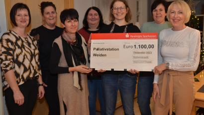 Bild: dob
Die Chefärztin der Palliativstation am Klinikum Weiden und Ärztliche Leiterin des Palliativmedizinischen Dienstes, Dr. Stephanie Kuchlbauer (Dritte von rechts), nimmt vom Nofi-Lauf-Team der Praxisbelegschaft Dres. Poschenrieder/Korzenietz & Friends den Spendenscheck in Höhe von 1100 Euro entgegen.