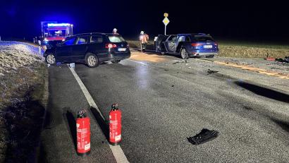 Bild: Feuerwehr Ursensollen
Eine alkoholisierte Linksabbiegerin ist am Donnerstagabend bei Ursensollen auf der B 299 mit dem Auto eines 25-Jährigen kollidiert.