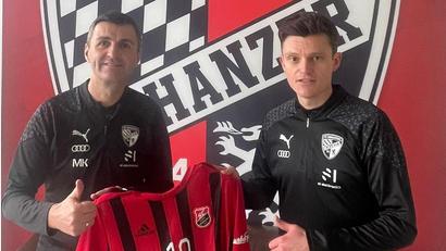 Bild: Urban
Benjamin Urban (rechts) macht im schwarzen Trainingsanzug des FC Ingolstadt eine ganz gute Figur. Als Dank für die Hospitation überreichte der Spielertrainer des SC Luhe-Wildenau ein Trikot des Landesligisten an FCI-Cheftrainer Michael Köllner.