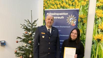 Bild: Polizeihauptkommissar Stefan Gründel/exb 
Erster Polizeihauptkommissar Günther Burkhard dankte Annika Dagner für ihren Zeugenhinweis.