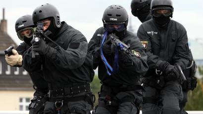 Symbolbild:  Franz-Peter Tschauner/dpa
Wegen einer "Bedrohungslage mittels Schusswaffe" rückte in Regenstauf (Landkreis Regensburg) auch das Sondereinsatzkommando (SEK) an.