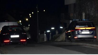 Bild: Thomas Lenger/Monatsrevue.At/APA/dpa
Polizisten stehen auf einer Straße in Österreich.