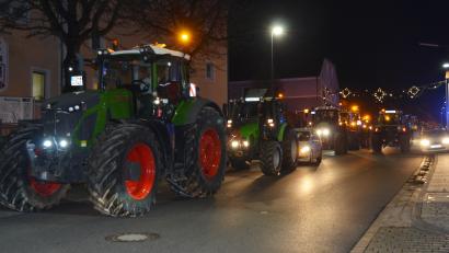 Bild: dob
260 Fahrzeuge und 500 Teilnehmer zählte die Polizei bei der Demonstration der Landwirte gegen die Abschaffung von Agrar-Subventionen am Vorabend zum Dreikönigstag auf dem Vohenstraußer Marktplatz. Von Lohma aus zog sich der Korso über die Innenstadt von Vohenstrauß bis nach Altenstadt und wieder zurück.