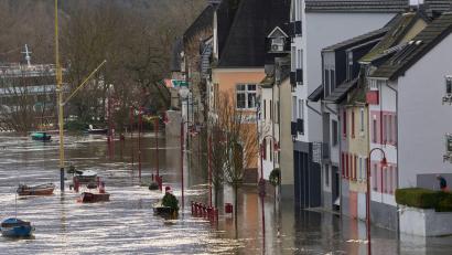 Bild: Thomas Frey/dpa
Die Häuser der Uferstraße der Rheininsel Niederwerth stehen im Hochwasser des Rheins.