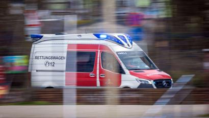 Symbolbild: Jens Büttner /dpa
Ein Mann erliegt nach einem Zusammenstoß mit einem Auto seinen Verletzungen am Unfallort.