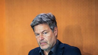 Bild: Michael Kappeler/dpa
Demonstranten haben Vizekanzler Robert Habeck in Schleswig-Holstein am Verlassen einer Fähre gehindert.