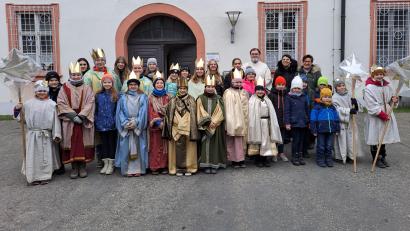 Bild: ll
Die Michelfelder Sternsinger zusammen mit den Betreuerinnen Regina Lord und Anita Kohl sowie Diakon Franz-Josef Reck (hinten von rechts).