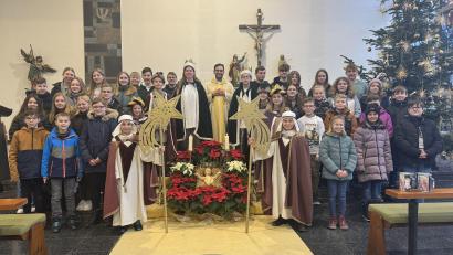 Bild: Valentin Böhm/exb
Pfarrer Dominik Mitterer inmitten einem Teil seiner Sternsinger.