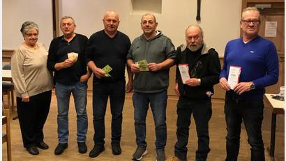 Bild: ffz
Freuen sich über einen gelungenen Preisschafkopf: Vorsitzende Rita Brunner (von links), Stefan Dippl, Hermann Lettner, Jürgen Plößl, Richard Wagner und Reiner Sirtl.