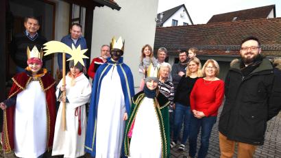 Bild: no
Eine Gruppe der Illschwanger Sternsinger bei den Familien Koller und Blos in Illschwang mit Pfarrer Johannes Arweck (rechts).