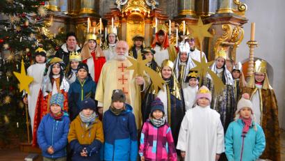 Bild: fdl
Die Ministrantinnen und Ministranten der Pfarrei Ehenfeld nach dem Festgottesdienst zusammen mit Pater Alfred Lindner und Gemeindereferentin Barbara Schlosser (hinten links).