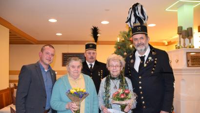 Bild: wku
Ehrungen beim Bergknappenverein Königstein mit (von links) Bürgermeister Jörk Kaduk, Anna-Maria Specht, Richard Luber, Gerda Ziegler und Manfred Stollner.