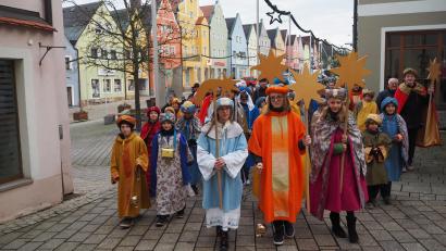 Bild: krb
Zehn Sternsingergruppen zogen an zwei Tagen durch Neustadt/WN und sammelten für Kinder in Not.