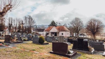 Bild: Susanne Forster
Insbesondere für die Benutzung des Leichenhauses (hinten Mitte) fallen seit heuer höhere Gebühren an. Die derzeit laufende Wiedererrichtung der Friedhofsmauer (Absperrband) hat damit wenig zu tun.