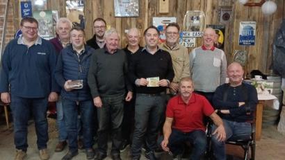 Bild: bk
Die Bürgermeister Thomas Schönberger und Julian Kraus sowie Vereinschef Wolfgang Koppmann ehren die besten Spieler und Losgewinner beim Schafkopfturnier. Grund zur Freude hat Sieger Josef Fenzl (stehend 3. von rechts)