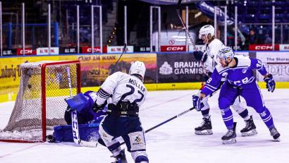 Bild: Werner Moller
Die Blue Devils gewannen am Sonntag beim SC Riessersee mit 5:2. Hier schießt Dominik Müller zum 3:2 ein.