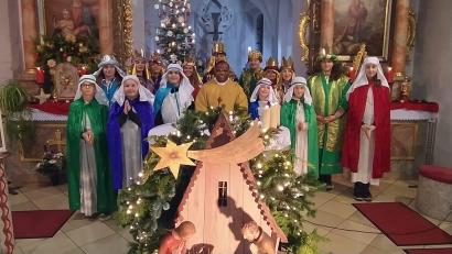 Bild: Angelika Engelhardt/exb
Die Sternsinger aus Etsdorf brachten den Dorfbewohnern einen Segen.