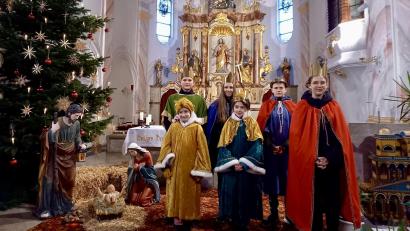 Bild: Pfarrer Varghese Puthenchira/exb
Bevor die Sternsinger in Kohlberg von Haus zu Haus ziehen, werden sie in der Kirche ausgesandt.