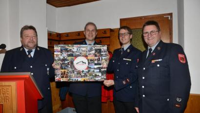 Bild: bey
Vorsitzender Wolfgang Schraml und Kommandant Konrad Adam, Feuerwehr Hammerles, überreichen Kommandant Stefan Bäumler und Vorsitzendem Hans Wittmann eine Bildergalerie vom Jubiläum im Juni 2023.