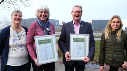 Bild: Hirsch
Die Vorsitzende der Gartenpflegervereinigung, Petra Schmid (links), überreicht Maria Karl (Zweite von links) und Manfred Zenger (Zweiter von rechts) die Urkunde für den geprüften Gartenpfleger. Lena Fröhler (rechrs) referiert über den "Klimawandel im Garten".