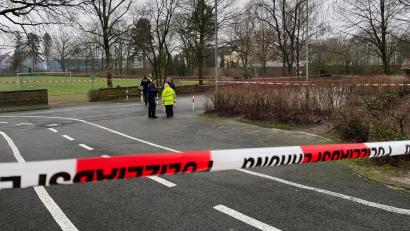 Bild: Christian Müller/Westfalennews/dpa
Polizeiabsperrung am Fundort eines Neugeborenen unweit eines Schulgeländes in Bielefeld.