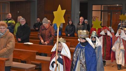 Bild: rgr
Die Grafenwöhrer Sternsinger waren in acht Gruppen eingeteilt und sind in zwei Tagen von Haus zu Haus gegangen. Auch die Gößenreuther Sternsinger haben den Segen in die Wohnungen gebracht