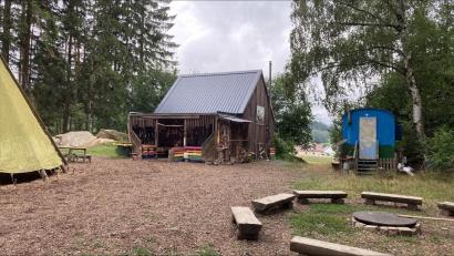 Bild: Kathrin Götzl/exb
Der Waldkindergarten Wolfersreuth. So ähnlich soll auch die Einrichtung in Tirschenreuth aussehen.