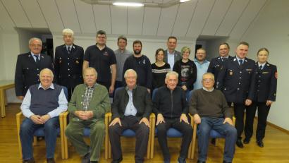 Bild: adj
Mit Urkunden und Nadeln werden langjährige Mitglieder der Feuerwehr Altenstadt/WN von Wolfgang Müller (hinten, links) ausgezeichnet.