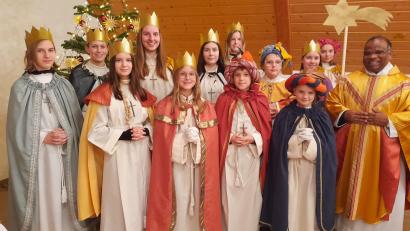 Bild: jow
Die Sternsinger der Pfarrei Lintach mit Pfarrer Moses Gudapati (rechts)