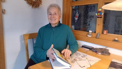 Bild: bl
Margit Hohl aus Pfreimd hat in den 70er Jahren die Fälle von Kindesmisshandlung auf der Burg Wernberg ins Rollen gebracht. Es belastet sie noch heute, wenn sie an das Leid der "Burgschattenkinder" denkt, über die Autorin Monika Keil-Hinrichsen schreibt.