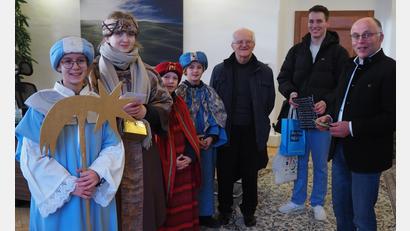 Bild: krb
Die Sternsinger besuchen stellvertretenden Landrat Albert Nickl.