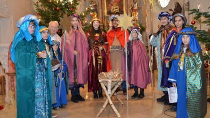 Bild: dob
Die Sternsinger wiederholten die Segenswünsche bei der Heilig-Dreikönigs-Andacht in der Pfarrkirche St. Erhard und versammelten sich mit Pfarrer Gerhard Schmidt (links) noch einmal um das göttliche Kind in der Krippe.