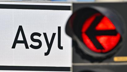 Bild: Patrick Pleul/dpa
Ein junger Mann hat einen Antrag auf Asyl gestellt. Und wurde abgelehnt. Sein Fall ist vor Gericht aber noch nicht abgeschlossen. .