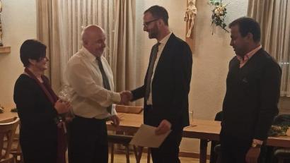 Bild: Karin Kuhbandner/exb
Karin Kuhbandner (von links) und Chorleiter Hubert Knott sowie Pfarrer Anish George (rechts) ehrten Johannes Kuchenreuther für seine langjährige Tätigkeit im Kirchenchor Ebnath.