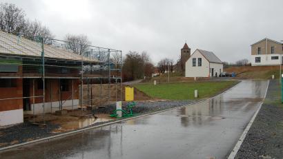 Bild: sm
Die Investition in ein neues Baugebiet in Kirchendemenreuth macht sich auch im Haushaltsplan bemerkbar. Immerhin wird dort schon fleißig gebaut, einige Bauplätze stehen noch zum Verkauf.