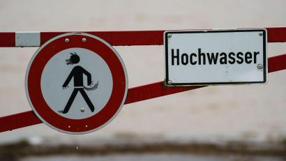 Symbolbild: Andreas Arnold/dpa/Symbolbild
Das Hochwasser geht im Landkreis Schwandorf zurück.