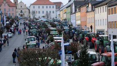 Bild: do
Hunderte von Landwirten demonstrierten mit ihren Schleppern am Dreikönigstag auf dem Eschenbacher Karlsplatz gegen die Pläne der Ampel-Koalition, den Bauern Steuervergünstigungen zu streichen