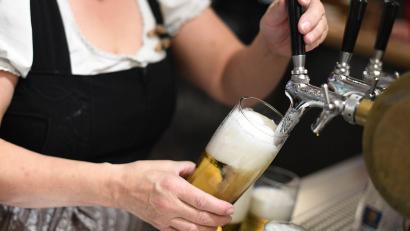 Symbolbild: dpa
Die Gewerkschaft NGG mahnt: Beim Lohn oder den Sozialabgaben der Angestellten zu tricksen, um das angebotene Menü preiswerter zu machen oder mehr Gewinn in die eigene Tasche zu stecken, sei "ganz klar kriminell".