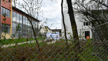 Bild: Petra Hartl
Seit Mai 2023 stehen Container als Notunterkunft für Flüchtlinge auf dem Gelände der Walter-Höllerer-Realschule. Derzeit leben dort 123 Menschen. Im Lauf des Jahres 2024 sollen die Container nach Auerbach