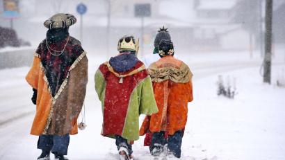 Symbolbild: Karl-Josef Hildenbrand /dpa
Unbekannte stahlen in Schwaben einen Teil der Einnahmen und Süßigkeiten von Sternsingern.