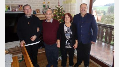 Bild: dpe
Pfarrvikar Christian Preitschaft zusammen mit dem Jubilar Francesco Cordasco, seiner Frau Lucia Ciferelli und Bürgermeister Peter Dotzler (von links).