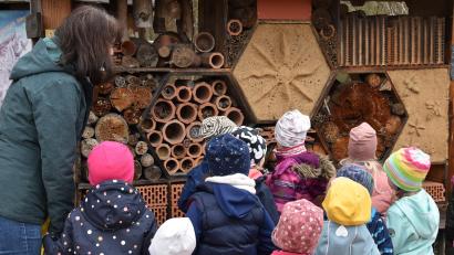 Archivbild: Umweltstation Waldsassen/exb
Die Kindergruppe "Gartenzwerge" trifft sich alle zwei Wochen, um spielerisch die Natur zu entdecken.