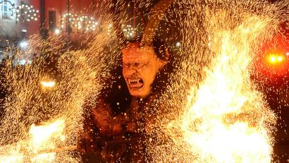 Bild: Kunz
Mit lauter Musik und Feuer ziehen die Perchten durch die Fußgängerzone in Weiden. Über 5000 Zuschauer wollen das Spektakel miterleben.