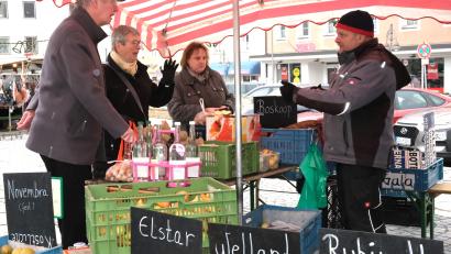 Bild: Hirsch
Ein Obsthändler preist auf dem Dreikönigsmarkt in Schwandorf seine selbst gebrannten Schnäpse an.
