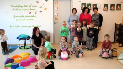 Bild: tra
Petra Frind (links) und Regina Senft (rechts) vom Frauenkreis Wolfsbach überreichen Barbara Schaller (Mitte) und Lorena Vornloch (knieend) von der Ensdorfer Kindertagesstätte St. Jakob eine Spende von 1000 Euro.