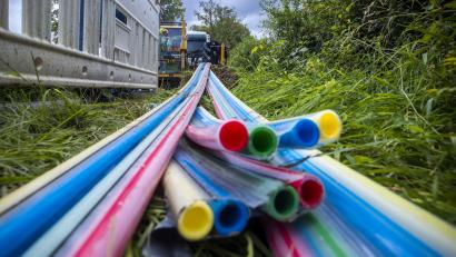 Symbolbild: Jens Büttner/dpa
Bis 2030 sollen über 40 Millionen Haushalte in Deutschland mit einem Glasfaseranschluss versorgt sein.