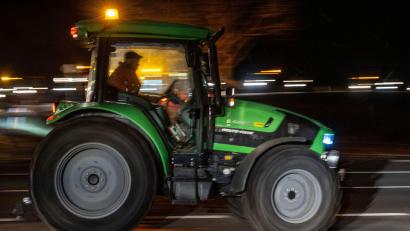 Bild: Pia Bayer/dpa
Ein Traktor fährt inmitten einer Kolonne.