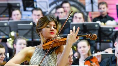 Bild: Petra Hartl
Glanzlichter zündet beim Neujahrskonzert die moldawische Geigerin Alexandra Tîrşu an.