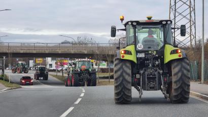 Bild: jak
Die Protestwoche der Landwirte hat begonnen. Es sind zahlreiche Aktionen und Versammlungen angekündigt. Landwirte aus dem Landkreis Neustadt/WN machen sich auf den Weg zur Kundgebung in Weiden.